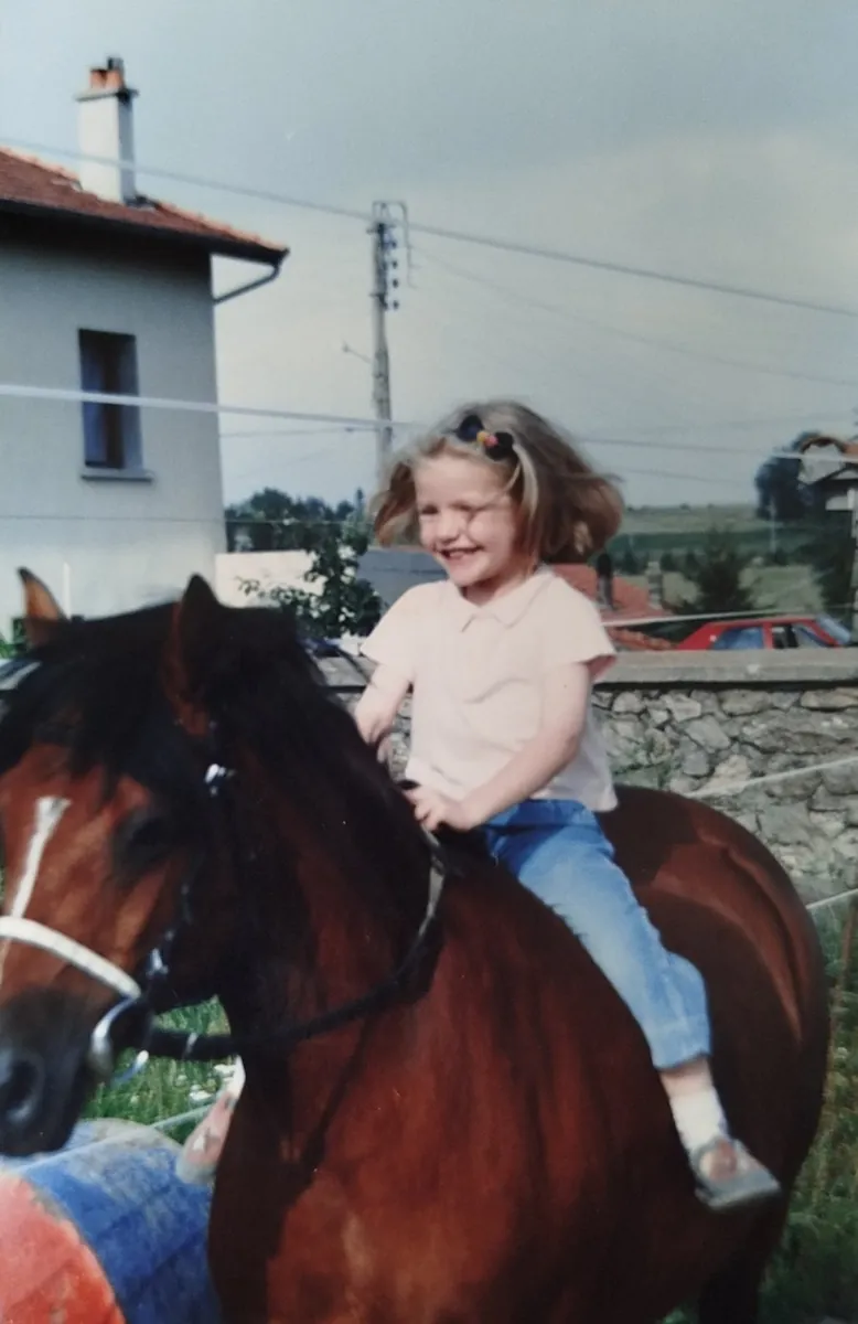 Perrine enfant, à cheval