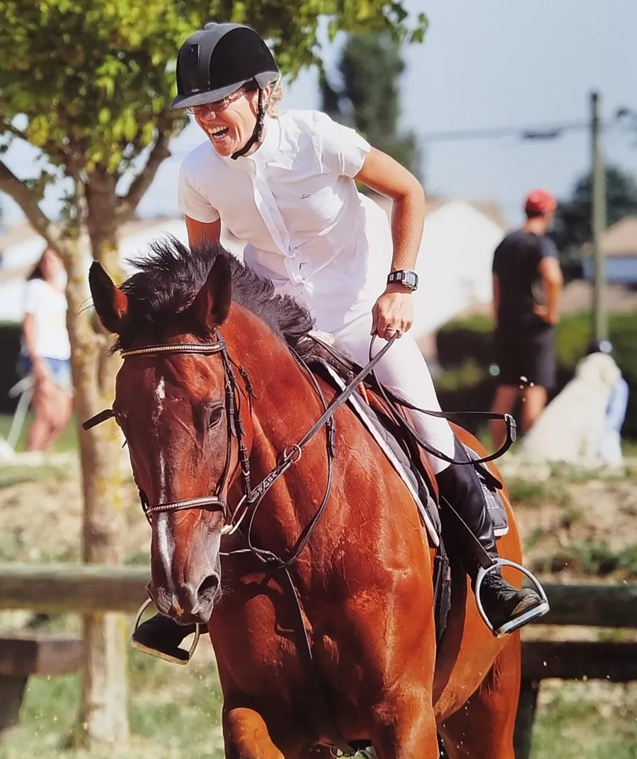 Perrine en concours, riant